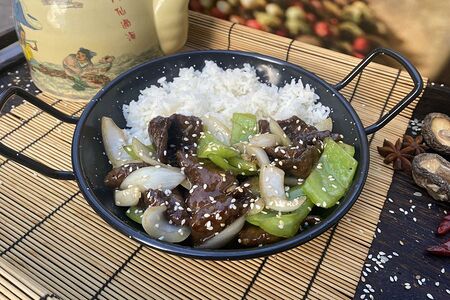 Говядина с зеленым перцем в перечном соусе