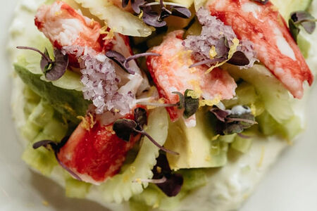 Салат из огурца, авокадо и королевского краба