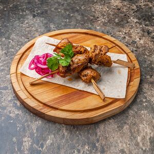 Шашлычки из cвинoй шеи с соусом сацебели