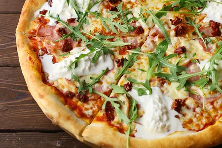 Пицца со страчателлой и ветчиной