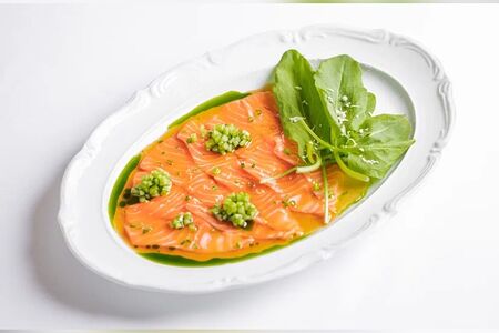 Карпаччо из лосося с соусом понзу