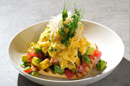 Авокадо-тост со скрэмблом