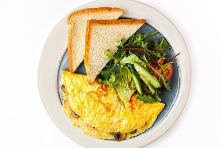 Классический омлет с грибами и сыром