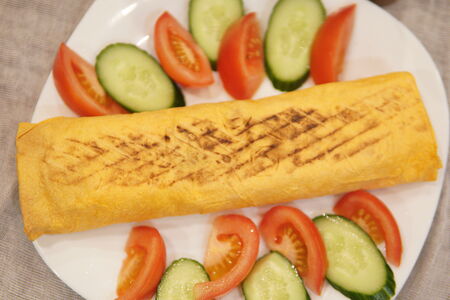 Шаурма в сырном лаваше с говядиной