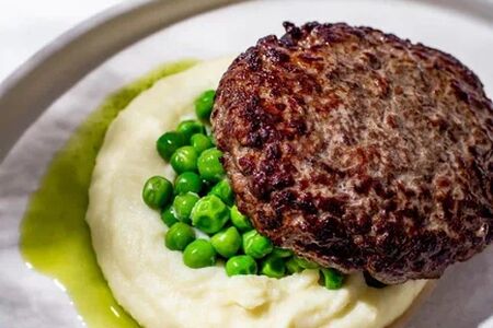 Бифштекс из мраморной говядины с картофельным пюре и зеленым горошком