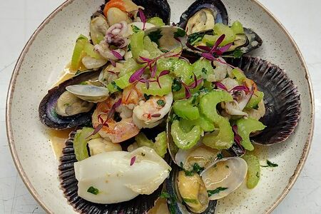 Тёплый салат с морепродуктами