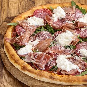 Пицца Салями и страчателла