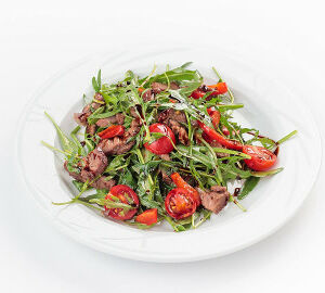 Теплый салат из говядины