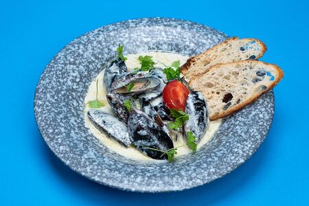 Мидии с соусом горганзола