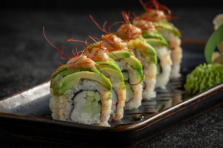 Ролл с креветкой и авокадо