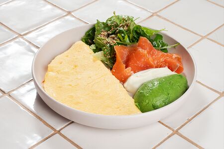 Французский омлет, лосось, авокадо