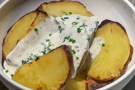 Печеный картофель с трюфельной сметаной