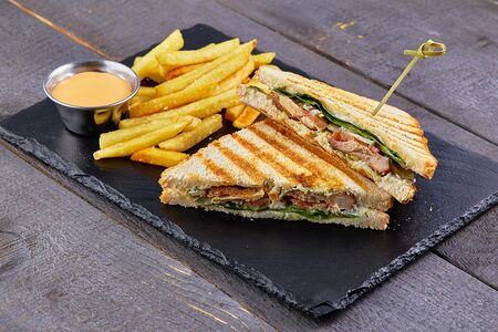 Сэндвич с бедрышком цыпленка гриль