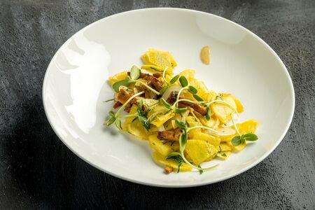 Жареный картофель с лисичками