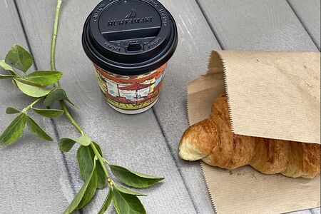 Круассан со сливками, бананом и клубникой