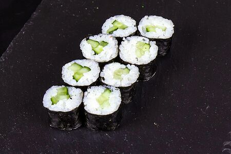 Мини роллы с огурцом