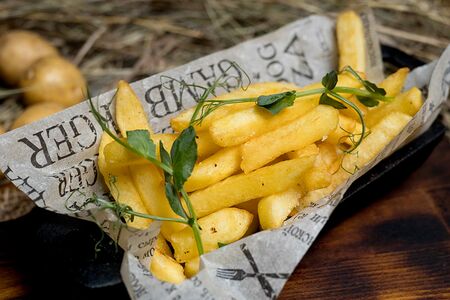 Картофель фри с трюфельным маслом и розмарином