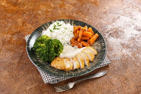 Половина Филе из куриной грудки гриль по-деревенски с рисом Басмати и овощами