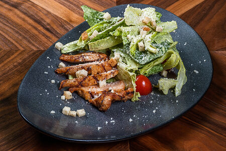 Салат с цыпленком гриль