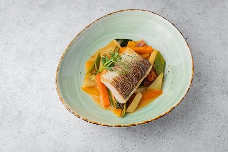 Нельма с сезонными овощами в тайском соусе