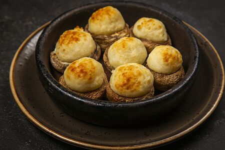 Шапки шампиньонов, запечённые с сыром сулугуни