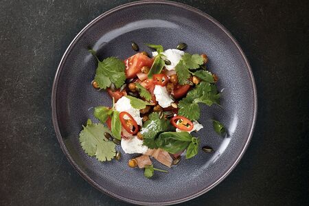 Салат с лососем и хрустящим нутом