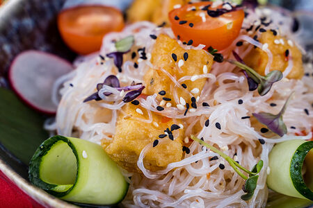 Китайский салат с цыпленком и стеклянной лапшой