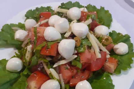 Салат помидоры с сыром