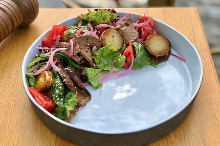 Теплый салат с говядиной