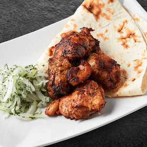 Шашлык с томатным соусом и лавашом