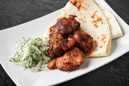 Шашлык с томатным соусом и лавашом