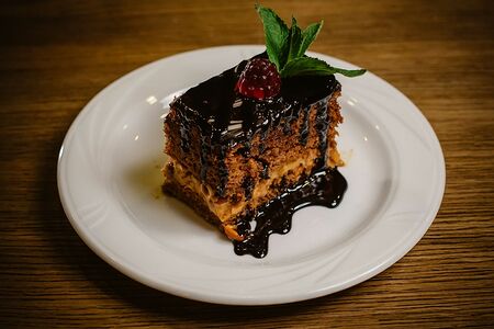 Торт сникерс