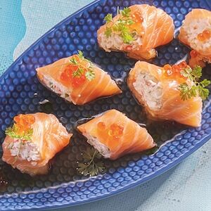 Рулетики из семги с крабом, красной икрой и соусом понзу