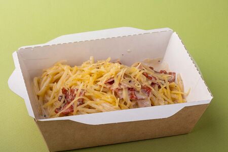 Паста Карбонара в сливочном соусе с сыром пармезан