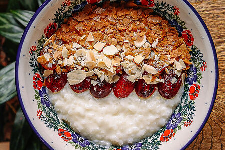 Рисовая каша с жареным винoградом