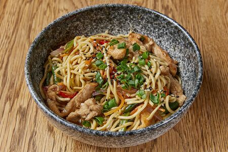 Вок с курицей и яичной лапшой