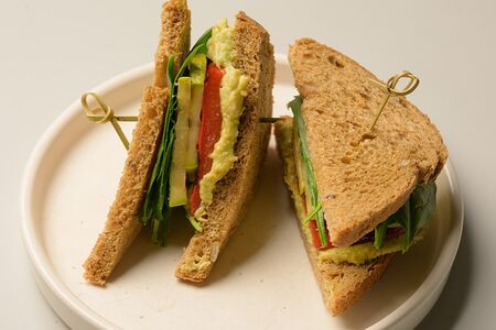Сэндвич с овощами и гуакамоле