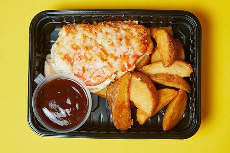 Курица по-французски с дольками картофеля и соусом барбекю