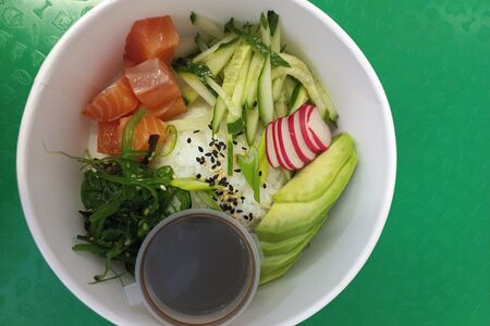 Поке с лососем и авокадо