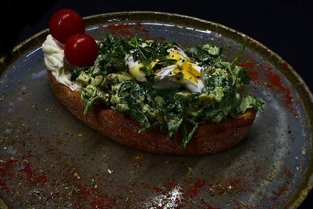 Тост с яйцом пашот и авокадо