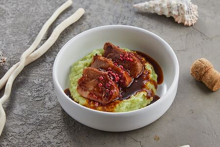 Свиные медальоны с пюре из васаби и азиатским демигласом