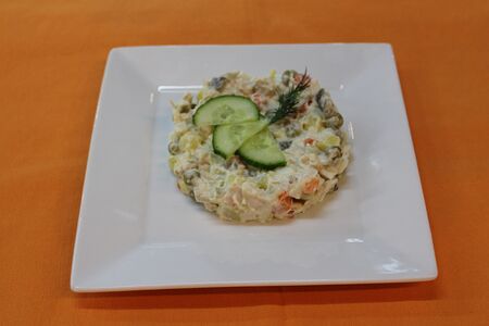 Салат Оливье с курицей