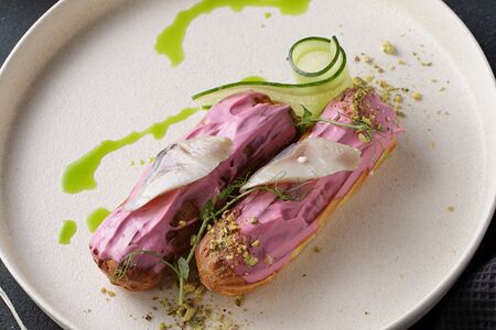 Эклеры с форшмаком из сельди и свекольным соусом