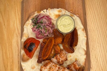 Кебаб из курицы и сыра сулугуни