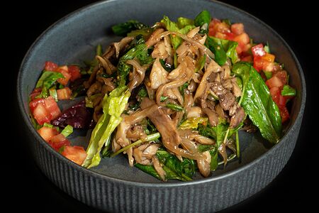 Тёплый салат с языком и вешенками