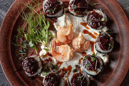 Тёплый ролл Хойсинь с креветками