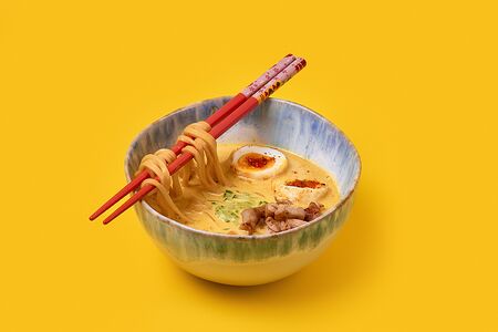 Пряная лакса с курицей и тофу