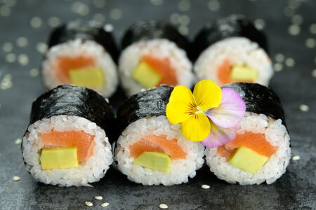 Малый ролл с лососем и авокадо