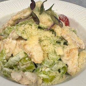 Паста с курицей в сливочном соусе