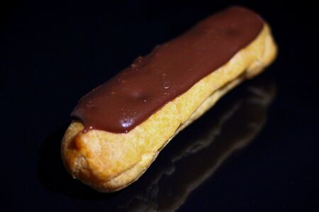 Эклер с заварным кремом